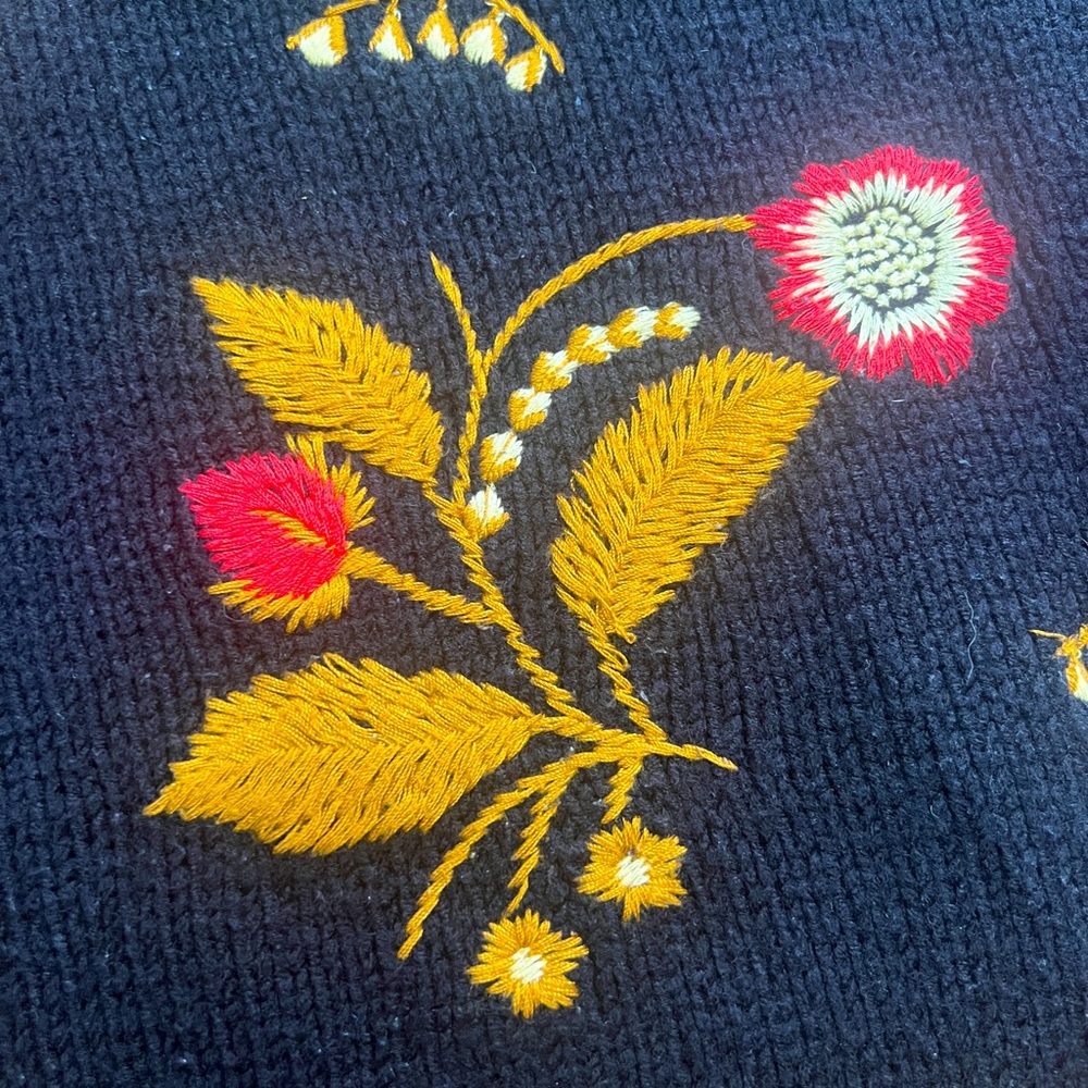 GUESS ~ Vintage Floral Embroidered Black Sweater. - Picture 5 of 6